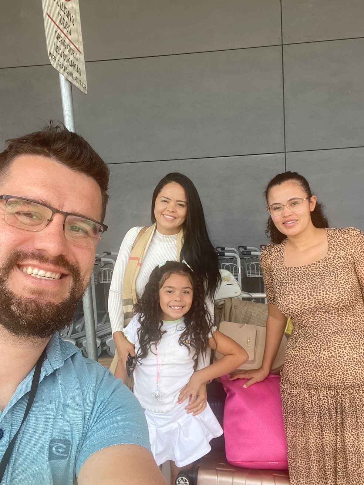 Família em transfer no aeroporto